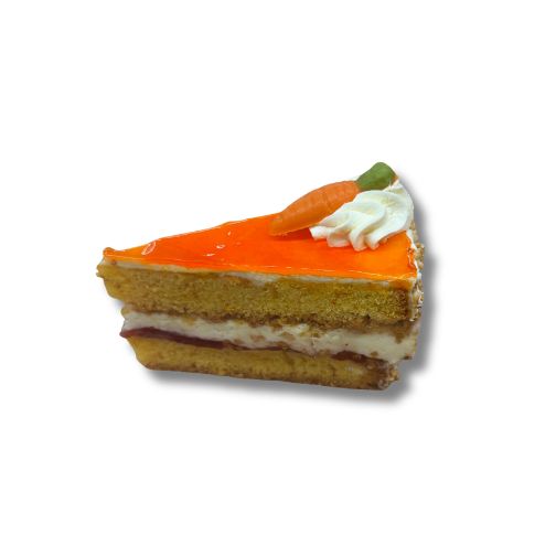 Mrkvový dort s mrkví a šlehačkou